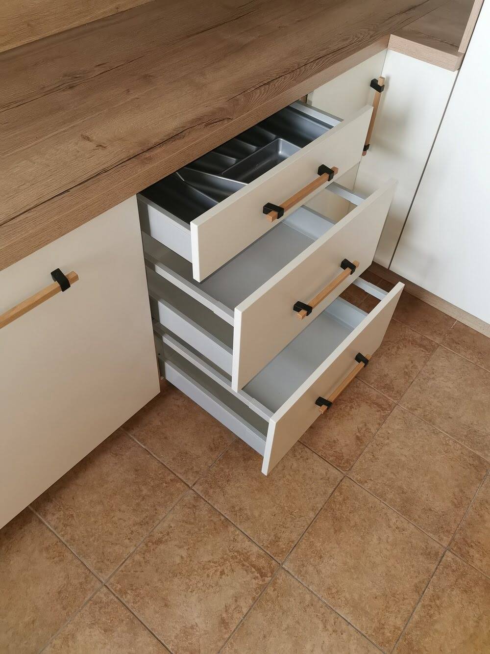 Kuchynská linka s vstavanými spotrebičmi, Svidník