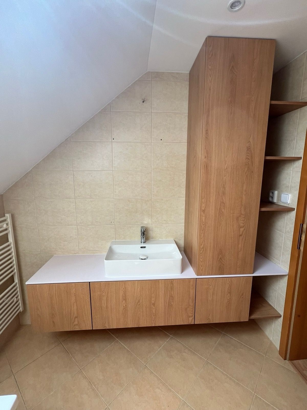 Kúpeľňový nábytok v podkroví, realizácia Vranov nad Topľou