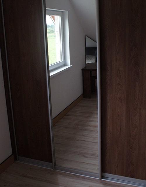 Vstavaná skriňa so zrkadlovými dverami, realizácia Svidník